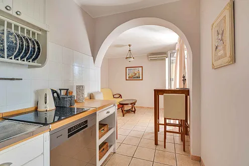Apartment mit 3 Schlafzimmern im Erdgeschoss, separatem Eingang und Meerblick — photo 2
